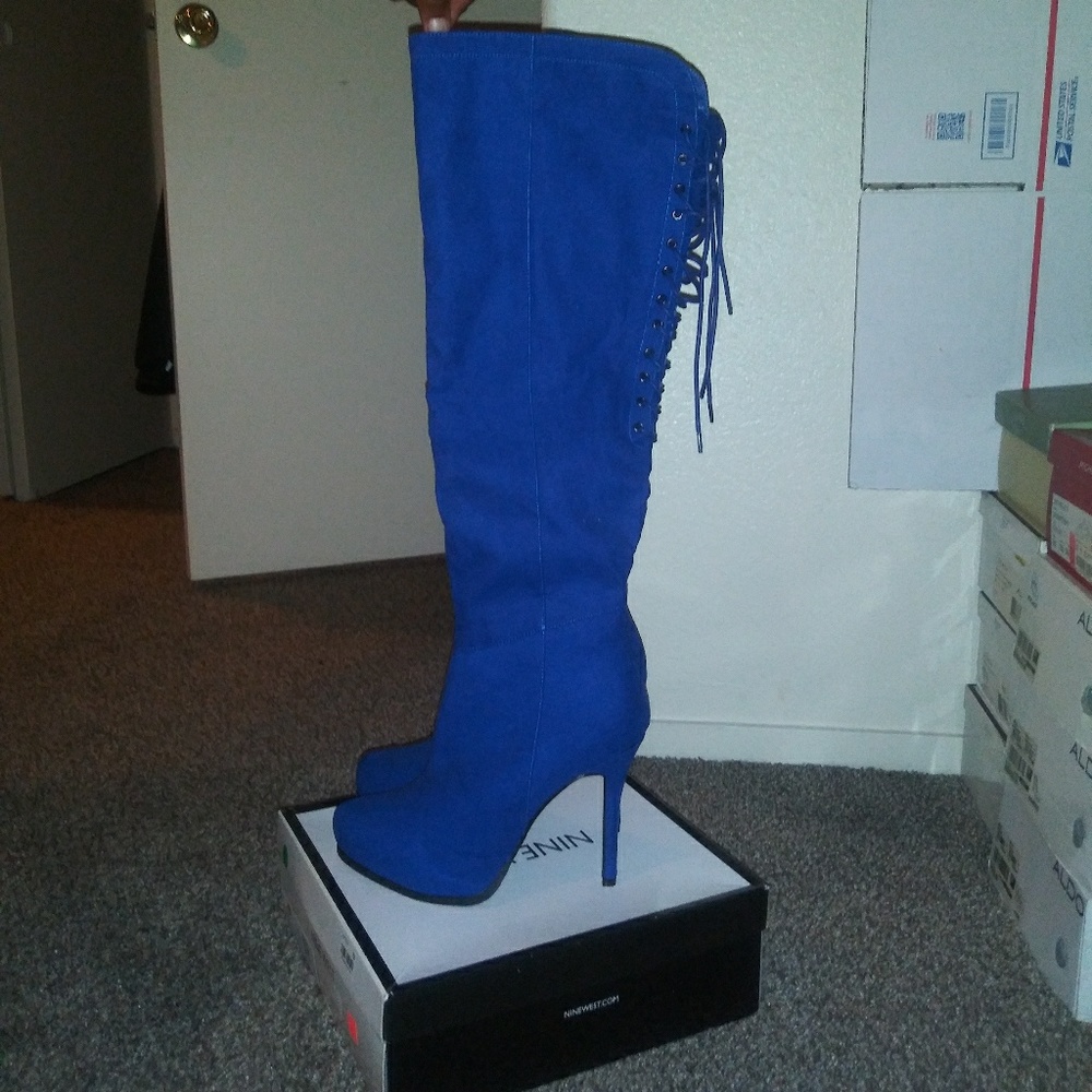 Blue suede heel boot
